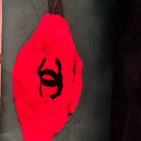 Chic Red Fur Waist Bag - Picture 3 of 5